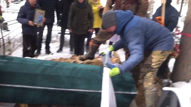Похороны: кладбище; гроб; крышка