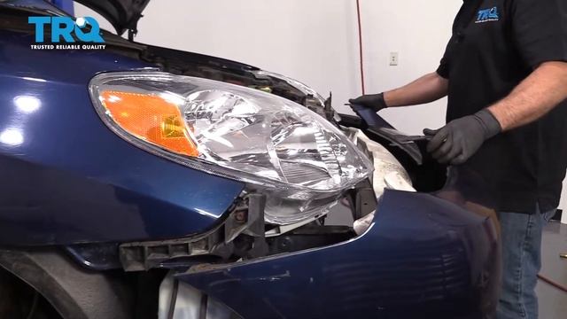 How To Replace Headlights 2003-08 Toyota Matrix смотреть онлайн