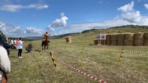 Стрельба из лука с коня на фестивале «Мэргэн Уксы»