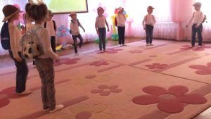 Танец "туристы" (муз. великан-лето)