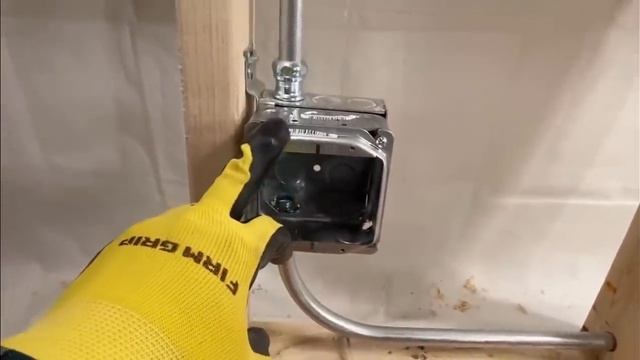 Электрик в США. Монтаж электрики из из американской трубки и коробок. смотреть онлайн