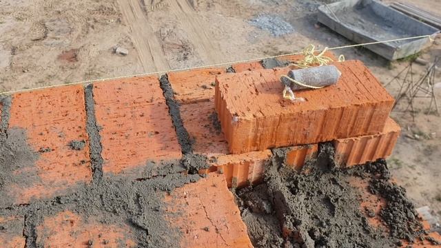 Кладка стен колокольни у Покровского храма смотреть онлайн