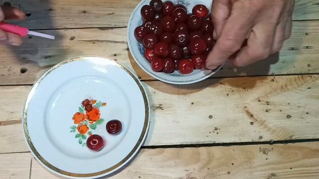 Как удалить косточки с вишни!? Три простых способа удаления косточек с вишни!
