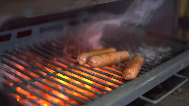 Колбаски на гриле с картофелем и соусом BBQ смотреть онлайн