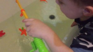 Рыбалка в ванной. Детская игра рыбалка с удочкой и рыбой на магнитах.Обзор