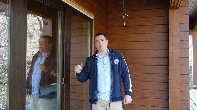 Установка окон и дверей в загородном деревянном доме на берегу моря. Рекомендации при установке.