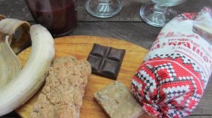 Десерт из печенья банана и мороженого