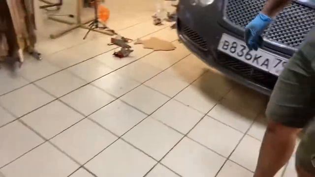 Продолжаю собирать суппорт и устанавливать передние колодки на Bentley Continental GT смотреть онлайн