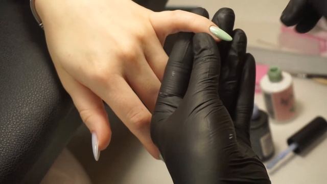 Маникюр в салоне красоты
