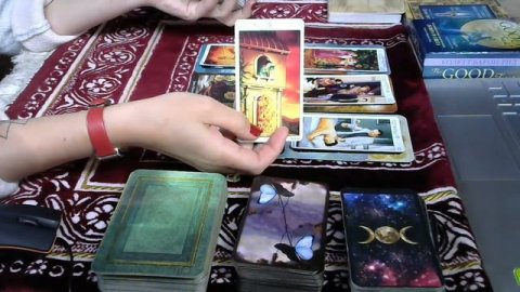 Какой мужчина на пороге? , с чем придет? , стоит ли ему доверять?