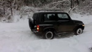 Tagaz Tager застревает в снегу на пути к Шару, Mitsubishi Pajero спасает на бездорожье (21.01.2012)
