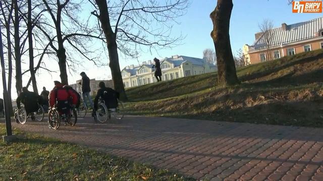 Нарвские руководители проехали по городу на инвалидных колясках смотреть онлайн