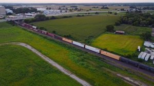 Съемка с дрона движущегося поезда. Видео квадрокоптера с высоты птичьего полета над путепроводом