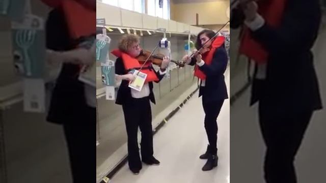 Скрипачки сыграли тему из к/ф "Титаник", на фоне полупустых полок с туалетной бумагой! смотреть онлайн