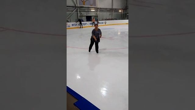 А вот и я Татьяна Навка,на катке в Олимп. парке смотреть онлайн