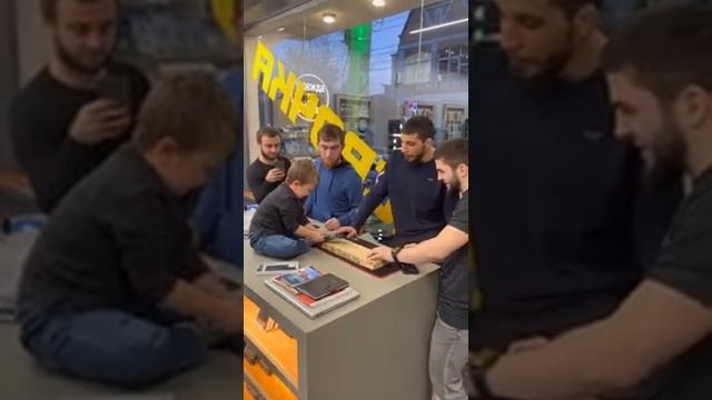 Хасбулла разбивает iPhone 13 Pro в броне X-ONE / Хасбулла в магазине X-ONE / Хасбулла Хушетский смотреть онлайн