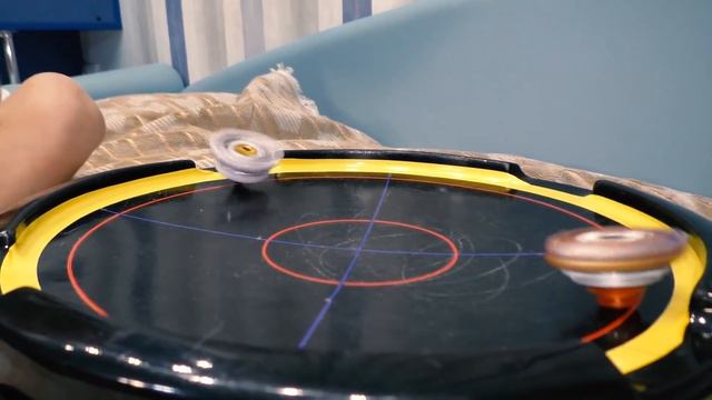 Тима с бейблейдом Фафнир Ф4 приняли вызов ...