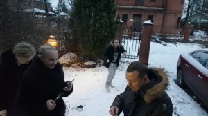 Девушки пробуют сюрстрёмминг или квашеная рыба на новый год.