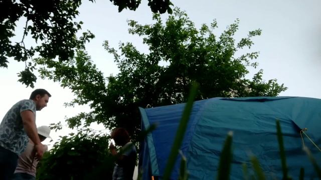 НОЧЬ В ПАЛАТКЕ // ПОСТАВИЛИ ПАЛАТКУ НА ДАЧЕ смотреть онлайн