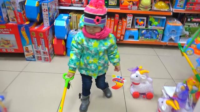 Софийка в МАГАЗИНЕ ИГРУШЕК. СОФУНЬЯ ШАЛУНЬЯ смотреть онлайн