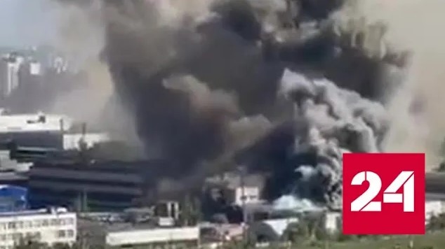 Сильный пожар вспыхнул у метро "Купчино" в Петербурге - Россия 24 