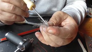 Приманка для рыбы "муха" своими руками.