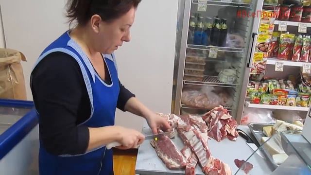 Джентльмены в магазине. Купили мясо на шашлык.