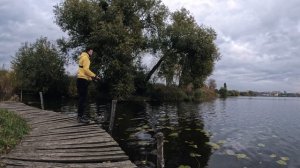 Спінінг з берега - Ловля СУДАКА та ОКУНЯ на водосховищі в місті. Осіння риболовля 2023