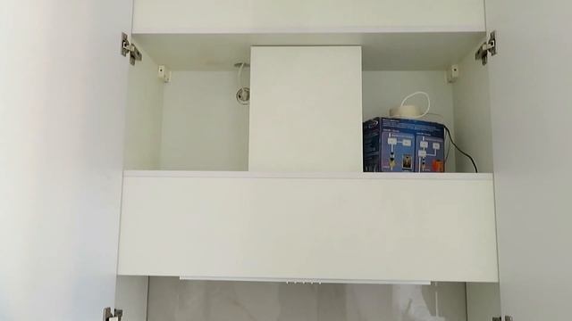 Кухня с высокими шкафами смотреть онлайн