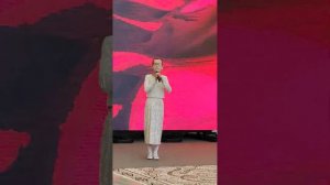 поет песню Миллион алых роз на казахском языке
