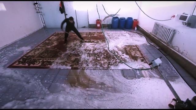 Настоящая аква чистка ковров на оборудовании в специализированном цеху. смотреть онлайн