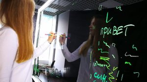 Бэкстейдж записи на прозрачной доске