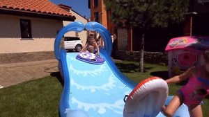 Водная надувная горка во дворе у Макса и Кати