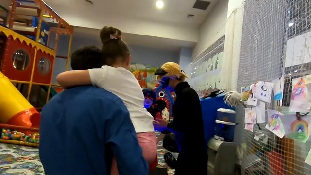 Именинница испугалась громкого Супер Кота смотреть онлайн