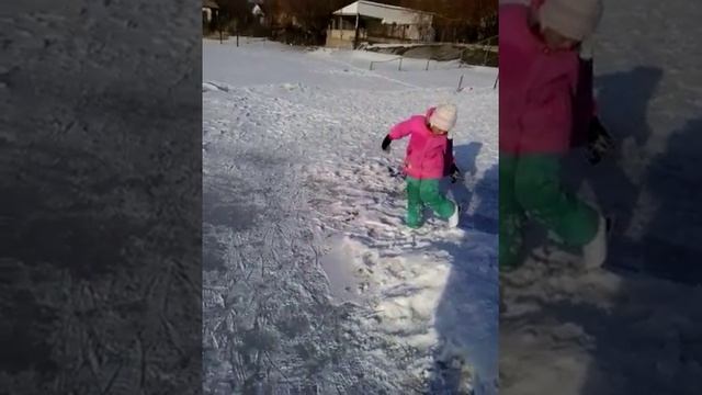 Дете 5 лет, катается на фигурных коньках,зимой на озере, под Алмаатой, на ферме! смотреть онлайн