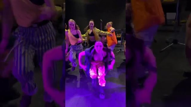 Мои красотки. За 5 минут до выступления #танцы #dance #шоугруппа #шоугруппадорого #migenteremix #ba смотреть онлайн