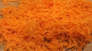 Морковный салат с сыром и яйцом