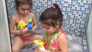Купаемся с Огромным Воздушным Шаром и Орбизом / Swim with the Great Balloon and Orbeez
