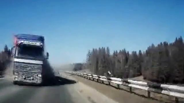Лопнуло колесо и фура вылетела на встрнчку смотреть онлайн