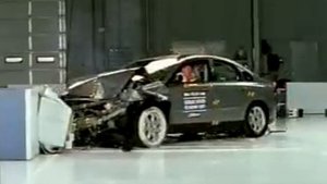 Crash Test 2004 - 2009 Volvo S40 (Frontal Offset) IIHS