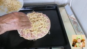 Пицца на скорую руку из готовой основы с разными начинками.