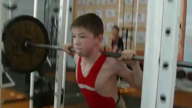 Стенин Сергей, 11 лет, в/к 38 кг. Приседания 62.5 на 2 раза. смотреть онлайн