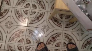 Вышли из положения при установке смесителя над ванной.