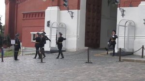 Смена почетного караула у ворот Спасской башни.