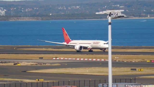 Sydney Airport Plane Spotting | 45+ minutes of Aircraft Movements (B767 B777 B787 A330 A350 A380) смотреть онлайн