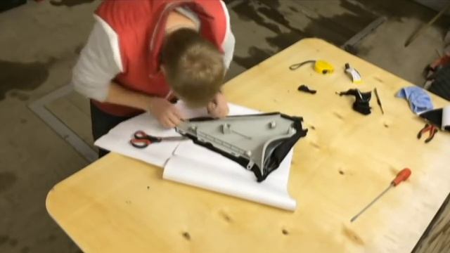 Перетяжка стоек салона алькантарой