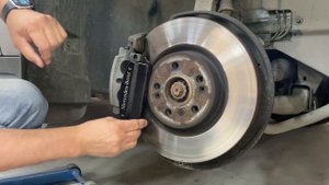 Меняем удерживающую пружину на переднем суппорте Mercedes