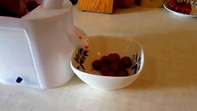 Как удалить (вытащить, вынуть) косточки из вишни? смотреть онлайн
