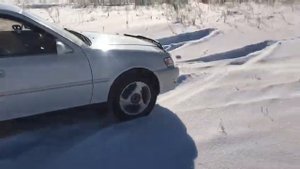 Креста 4вд съезжает на снежную целину.
