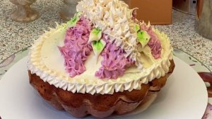 Большой кекс (торт) с веточками сирени